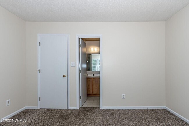 Building Photo - Welcome to Hunter's Creek!