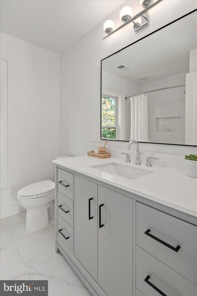 Building Photo - 909 N Irving St