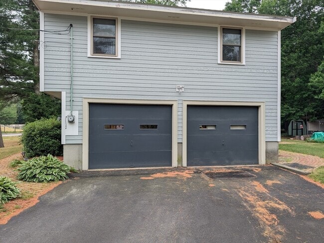 Building Photo - 10 Sherwood Ln