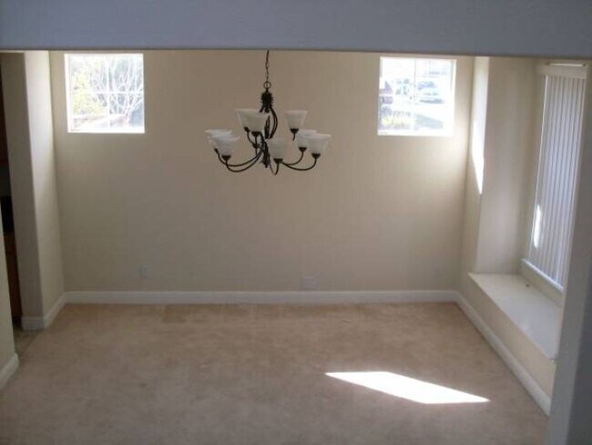 Building Photo - Rose Garden 4 Bed, 3 Bath Discounted at $3...