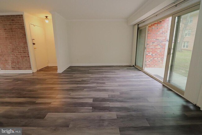 Building Photo - 6010 Westchester Park Dr