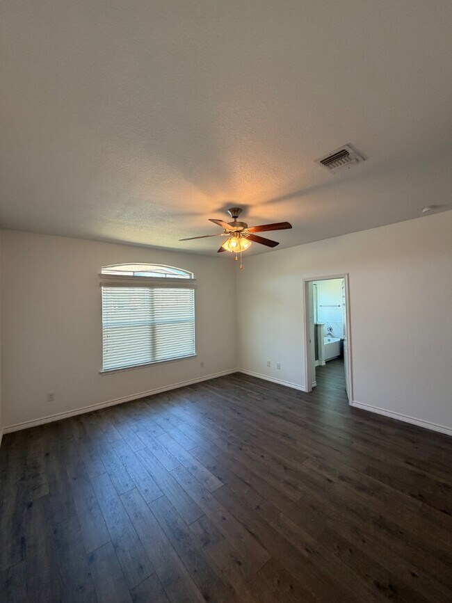 Building Photo - 1114 Emerald Gate Dr
