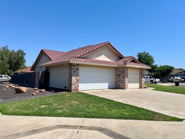 Building Photo - Single story with 3 car garage!