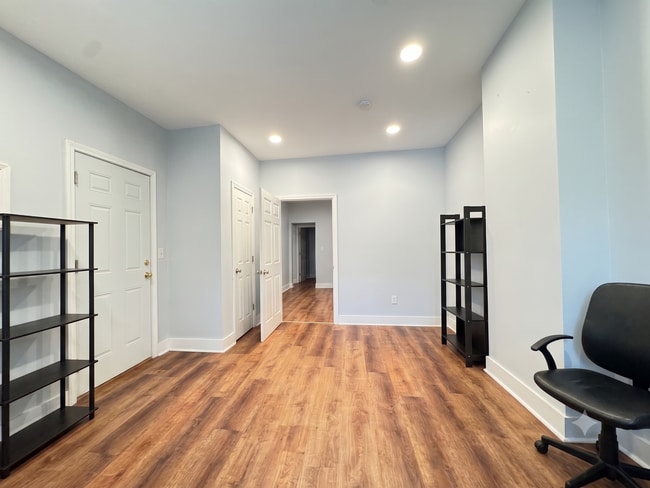 Building Photo - Spacious 3BR w/ In-Unit Laundry – Renovated, Near Yale SOM
