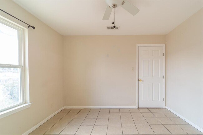 Building Photo - 1738 Rutland Dr