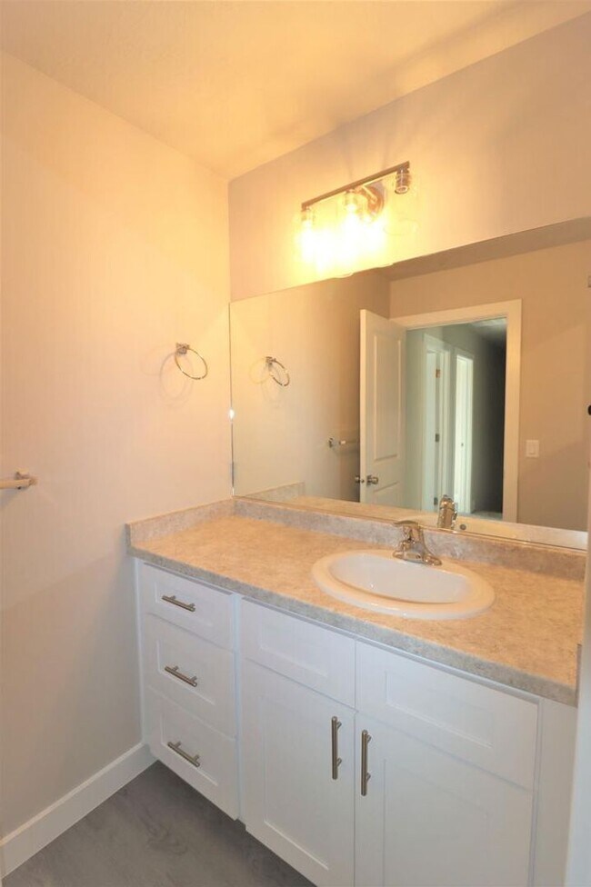 Building Photo - Brand New 3 bedroom Townhome In Cedar City...