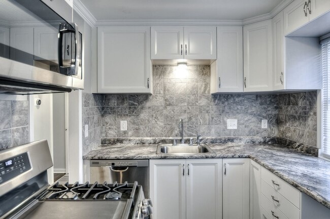 Building Photo - Aksarben Beauty