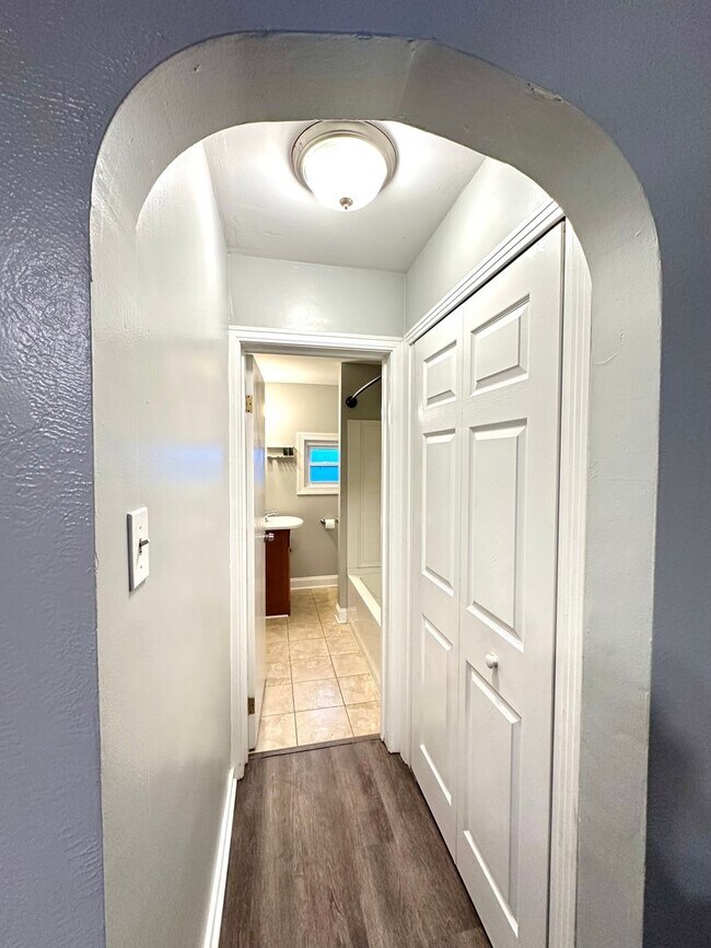 Building Photo - Charming 2 Bed, 1.5 Bath w/ Bonus Space in...