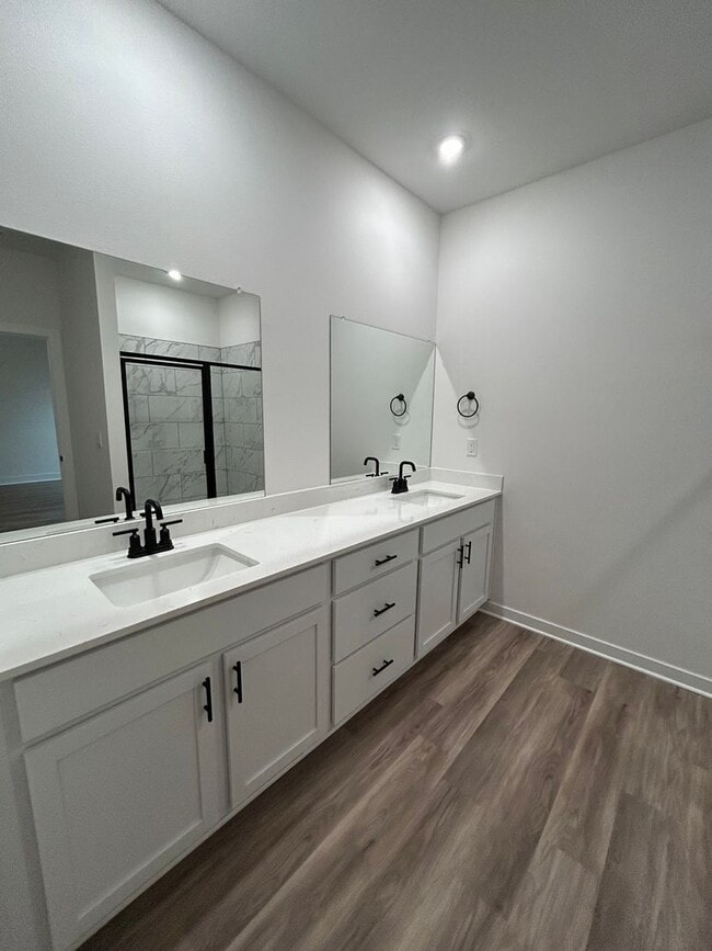 Building Photo - Modern Luxury Living in the Heart of Siloa...
