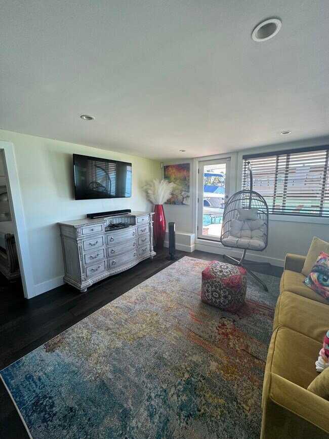 Building Photo - 686 Port Dr