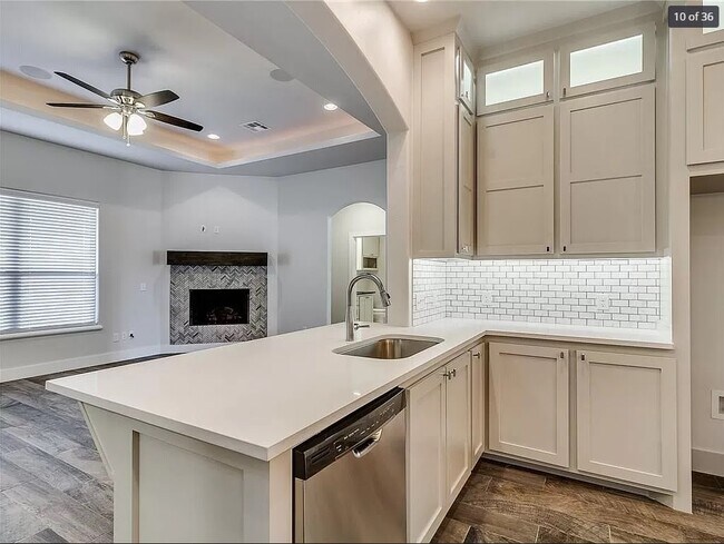 Building Photo - 2605 NE 14th St