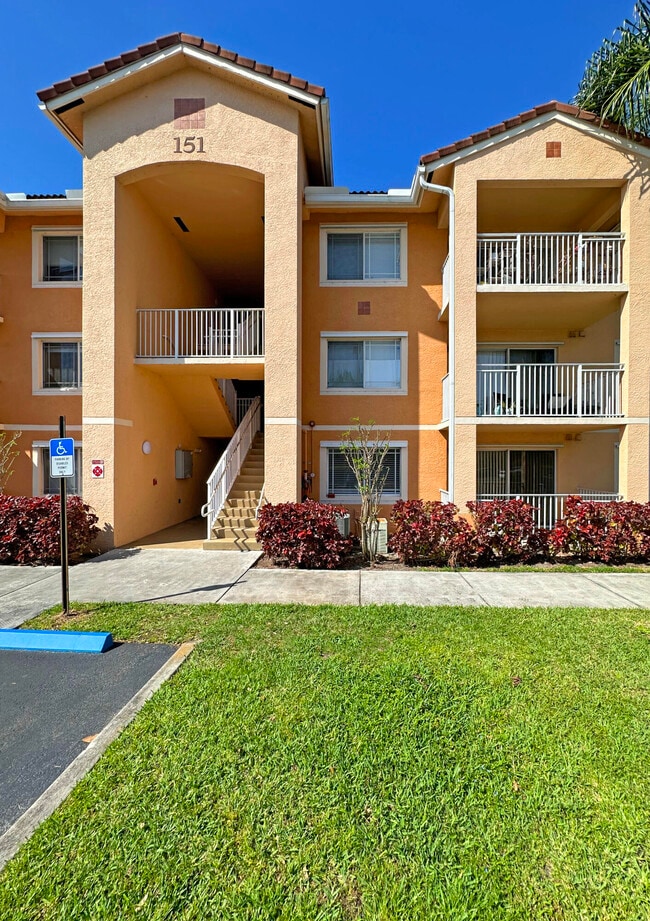 Building Photo - 151 SW Palm Dr