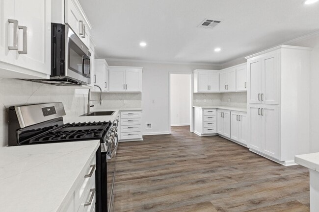 Building Photo - Updated 4/2 in Sulphur!