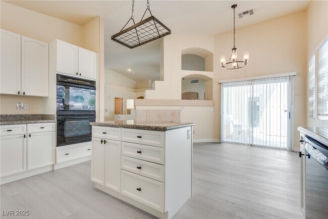 Building Photo - 1340 Rolling Sunset St