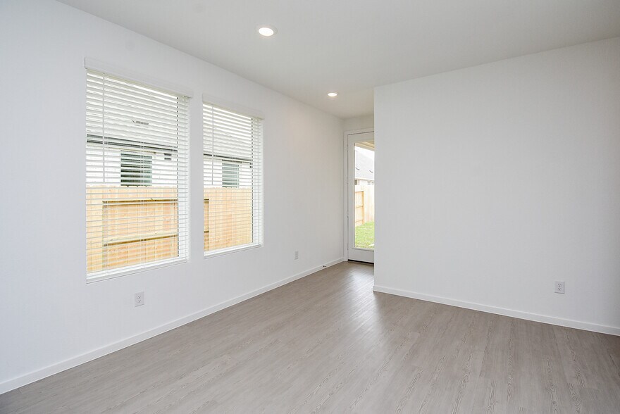 Kitchen dining space with lots of light. Door is to the back patio. - 6714 Iron Clover Dr