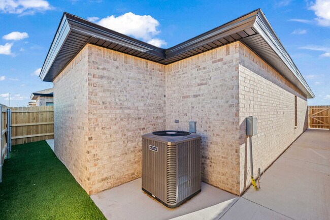 Building Photo - Like-new duplex in Frenship East!