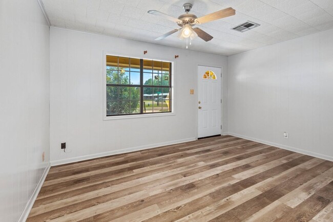 Building Photo - Spacious 3/2 home in Kinder