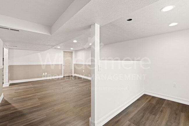 Building Photo - *MOVE IN SPECIAL * 1ST FULL MONTH FREE* Great 3-Bedroom Home IN The Garland District