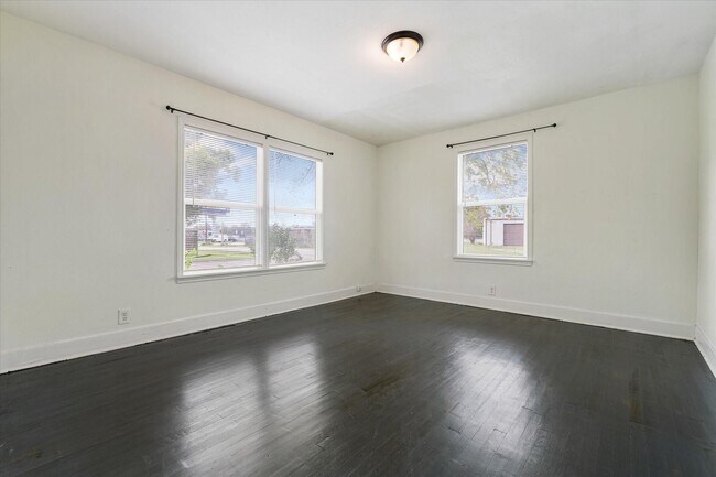 Building Photo - 1801 W Houston Dr