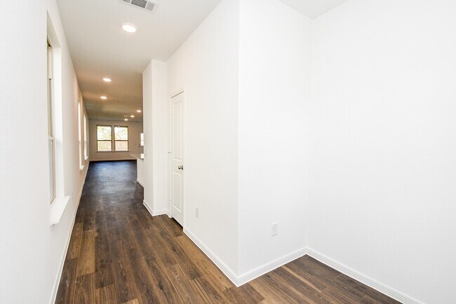 Building Photo - 14499 Cedar Ledge Ln
