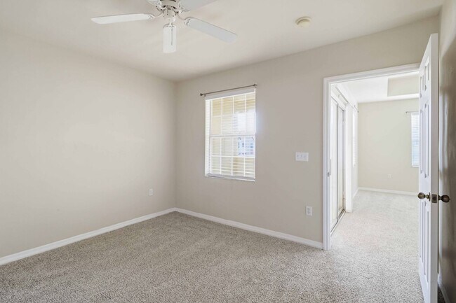 Building Photo - Spacious 2/2 unit available now for annual lease
