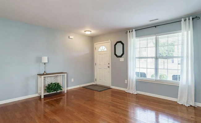 Building Photo - NEW LISTING!!!! Dont Miss Out