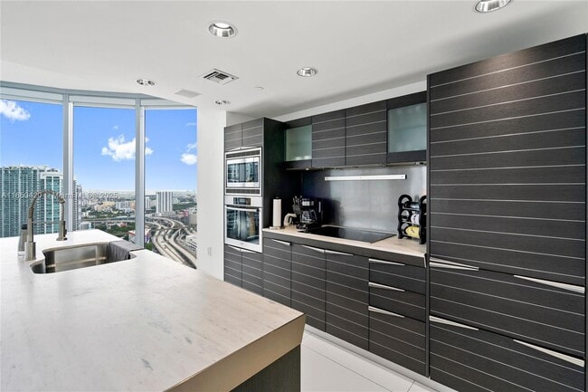 Building Photo - 200 Biscayne Blvd Way