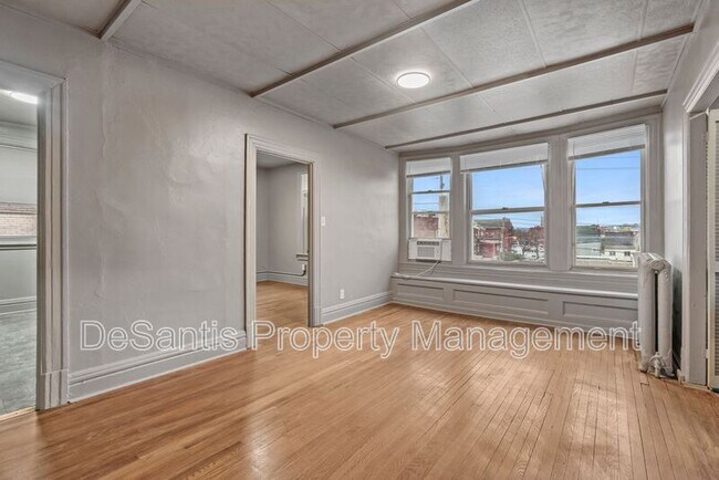 Building Photo - 512 S Millvale Ave