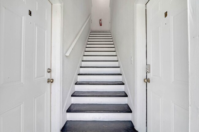 Building Photo - 518 Biscayne Dr