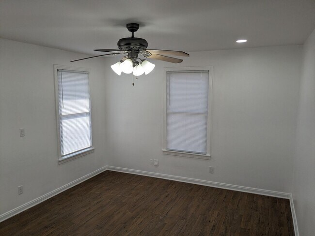 Building Photo - 1806 S 5th St