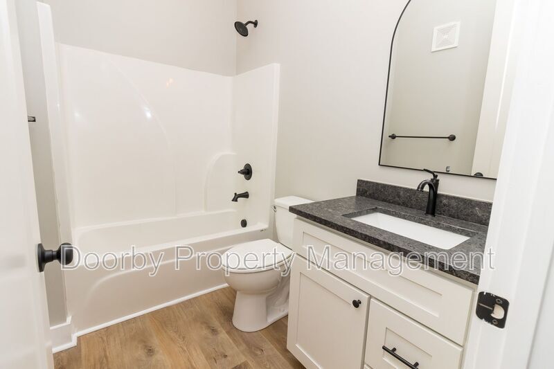 Building Photo - 905 W 39th St