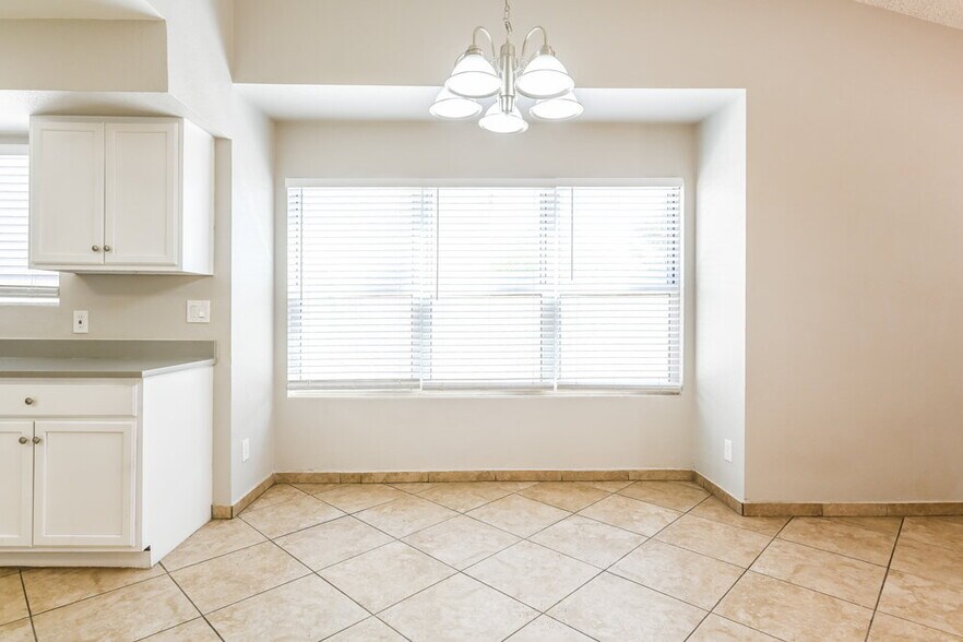 Building Photo - 4467 W Yorkshire Dr