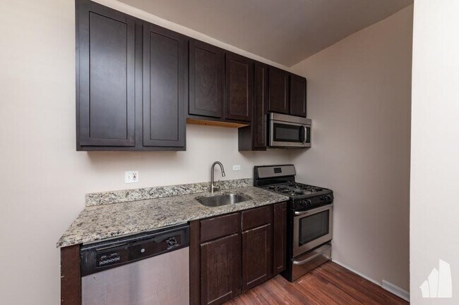 Building Photo - 2 bedroom in Chicago IL 60625