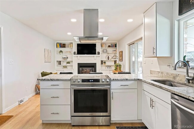 Building Photo - Gorgeous 4 bedroom modern home in Holly Hills