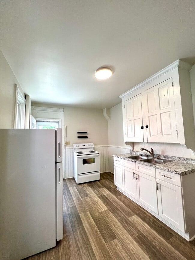 Building Photo - Charming 3BR Townhouse in Cabbage Hill
