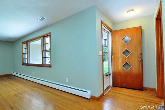 Building Photo - 84 Holcomb St