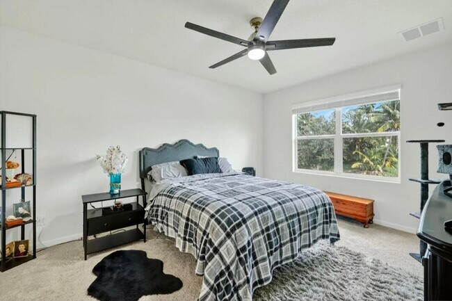 Building Photo - 543 SW Whitmore Dr