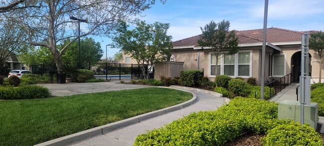 Building Photo - Adorable 3 bedroom 2.5 bath Home