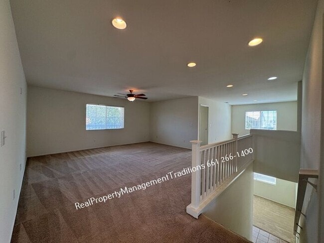 Building Photo - Spaciouse 4 Bed- 3 full Bath + plus Loft Home