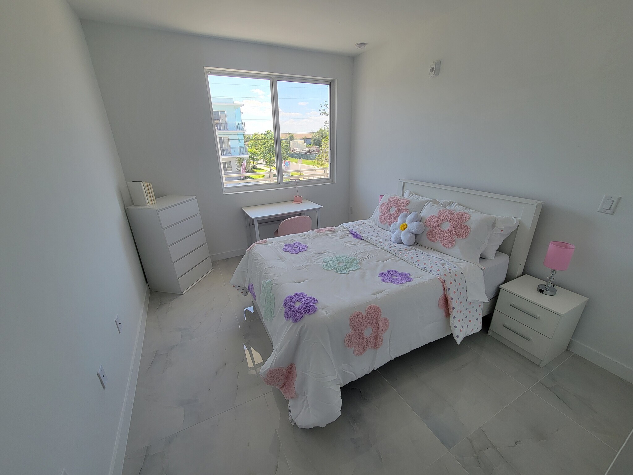 Building Photo - 935 SW 72nd Ave