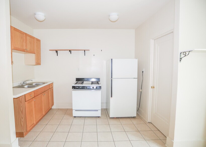 Building Photo - 1111 W Roscoe St