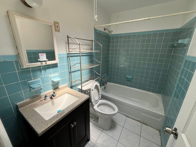 Building Photo - 3 bedroom 1 bath house