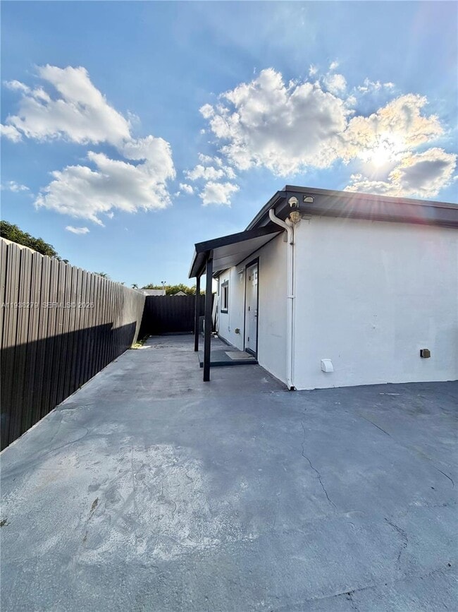 Building Photo - 5051 SW 128th Ct