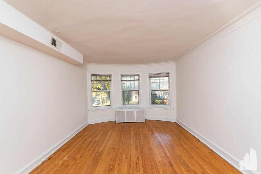 Building Photo - 2654 W Ardmore Ave
