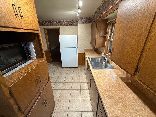 Building Photo - Home For Rent