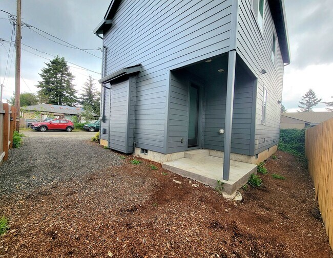 Building Photo - **2 Weeks Free Rent** | Modern Comfort in the Heart of SE Portland — 3 Bed, 2.5 Bath Home!