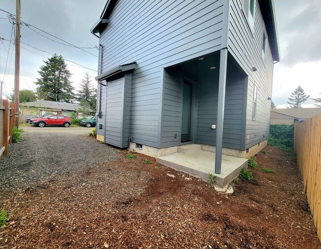 Building Photo - Modern Comfort in the Heart of SE Portland — 3 Bed, 2.5 Bath Home!