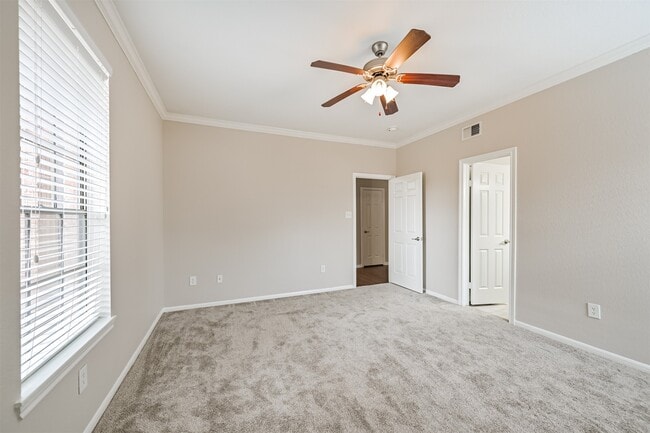 Building Photo - 2255 Braeswood Park Dr