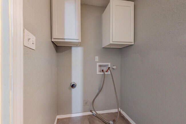 Building Photo - NE Mid-Century Modern 3 Badroom 1.5 Bath with garage