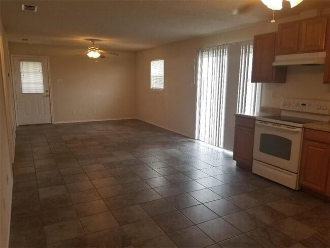 Building Photo - 406 N Denny St